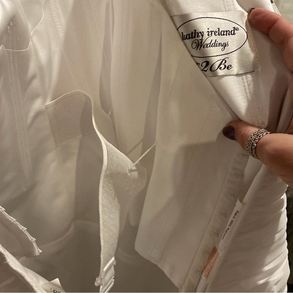 Kathy Ireland 2Be a-line ivory organza wedding gown - Picture 8 of 9